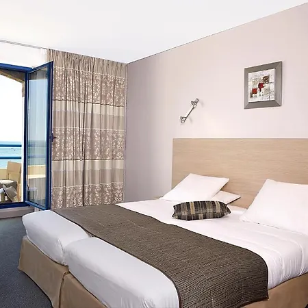 Hotel De La 3*